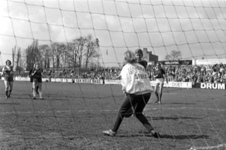 Spelmoment in de damesvoetbalwedstrijd Blauw-Wit - Wageningen Studenten, Bestanddeelnr 924-4472