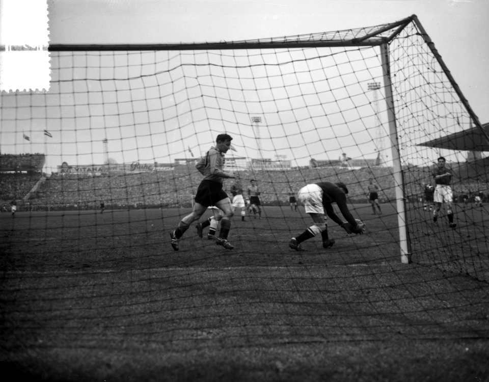 Spelmoment Deense keeper heeft de bal, Bestanddeelnr 908-1238