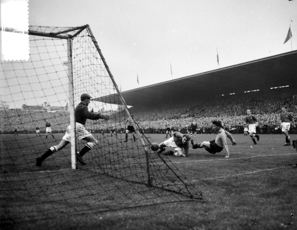 Spelmoment Abe Lenstra bij het Deense doel in actie, Bestanddeelnr 908-1234