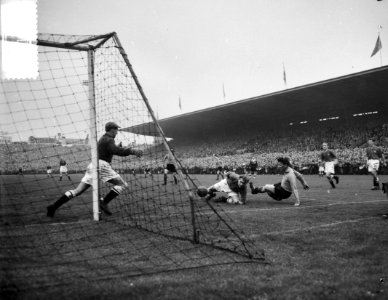 Spelmoment Abe Lenstra bij het Deense doel in actie, Bestanddeelnr 908-1234