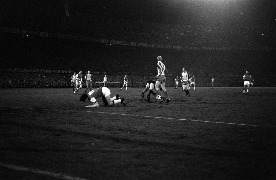 Spelmoment. Willem van Hanegem ligt op de grond. Keeper Alfred Zulkowski duikt n, Bestanddeelnr 923-3605