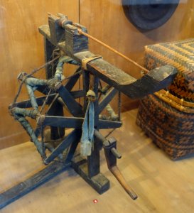 Spinning wheel, La Chi - Vietnam Museum of Ethnology - Hanoi, Vietnam - DSC02937
