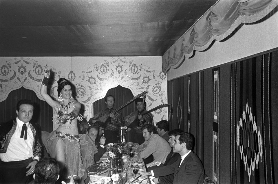 Spelers Fenerbache lunchen in restaurant Istambul optreden buikdanseres, Bestanddeelnr 921-8499