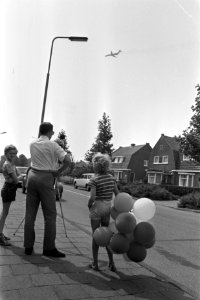 Sperballonen tegen vliegtuigen in Zwanenburg i.v.m. geluidshinder jongetje me, Bestanddeelnr 923-7171