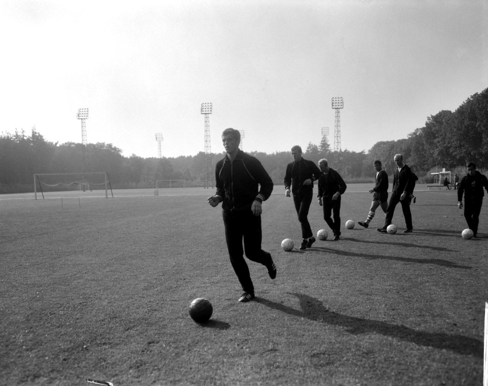 Spelers tijdens de training, Piet Keizer voorop, Bestanddeelnr 918-3109