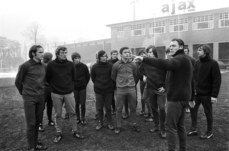 Spelers met trainer Rinus Michels (2de van rechts) die aanwijzingen geeft, Bestanddeelnr 924-3354