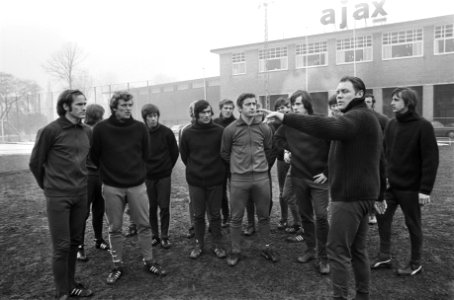 Spelers met trainer Rinus Michels (2de van rechts) die aanwijzingen geeft, Bestanddeelnr 924-3354
