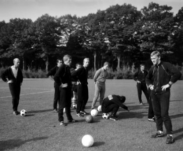 Spelers rusten wat, v.l.n.r. Kruiver, Pieters Graafland, Keizer, Burgers, Groot,, Bestanddeelnr 918-3105