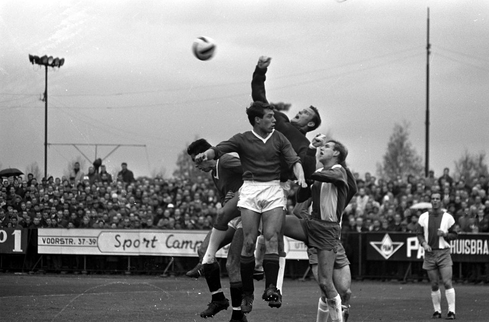 Spelers van de Haagse voetbalclub ADO tijdens een aanval, Bestanddeelnr 918-3888