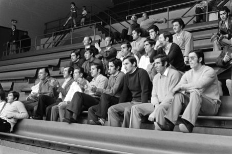 Spelers op de tribune kijkend naar een dolfijnenshow, Bestanddeelnr 924-4953
