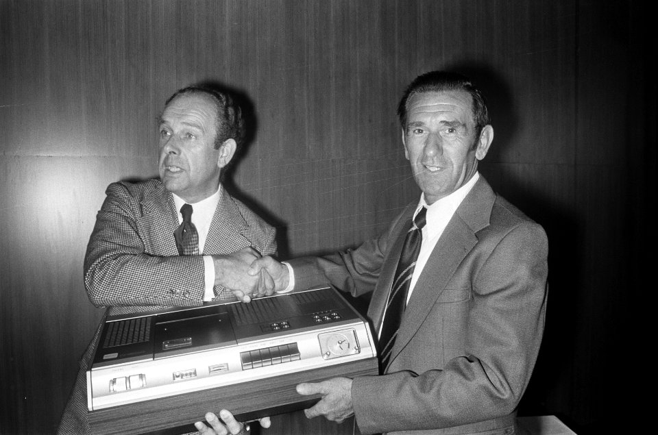 Spelers Nederlands elftal ontvangen op de Firato een videorecorder van Philips , Bestanddeelnr 927-4180