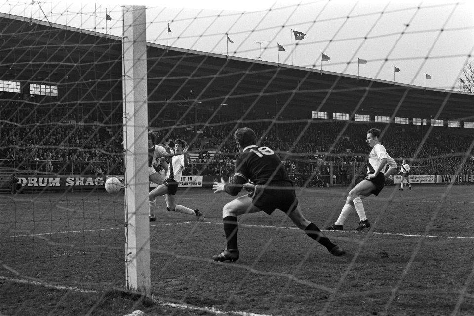 Spelmoment met op de rug gezien keeper Hans van der Pluijm, Bestanddeelnr 924-3554