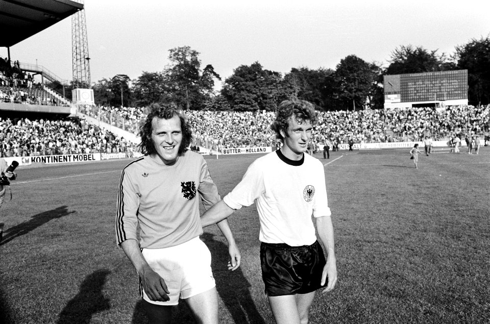 Spelers na afloop Van de Kerkhof (links) en , Bestanddeelnr 927-9341