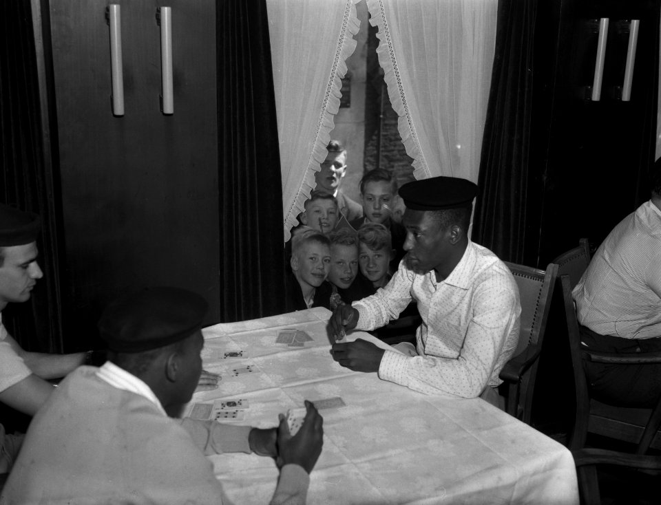Spelers van de F. C. Santos in Groningen, Pele tijdens het kaarten, Bestanddeelnr 910-4198