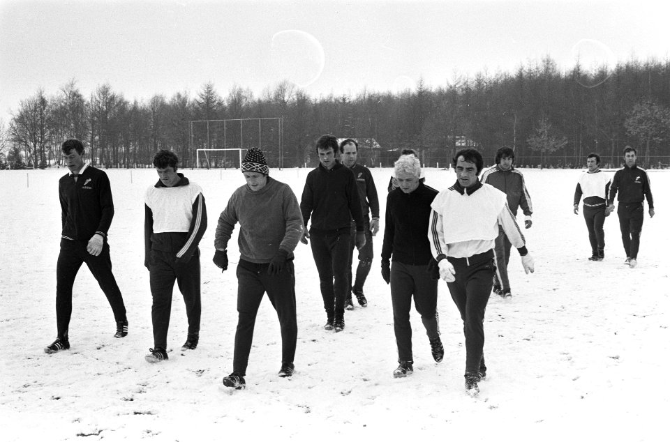 Spelers lopen in de sneeuw, 2de van links trainer Kurt Linder, rechts Pleun Str…, Bestanddeelnr 924-3342