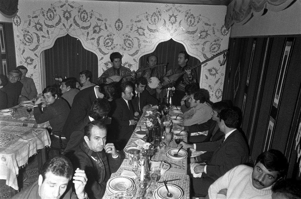 Spelers Fenerbache lunchen in restaurant Istambul optreden buikdanseres, Bestanddeelnr 921-8502