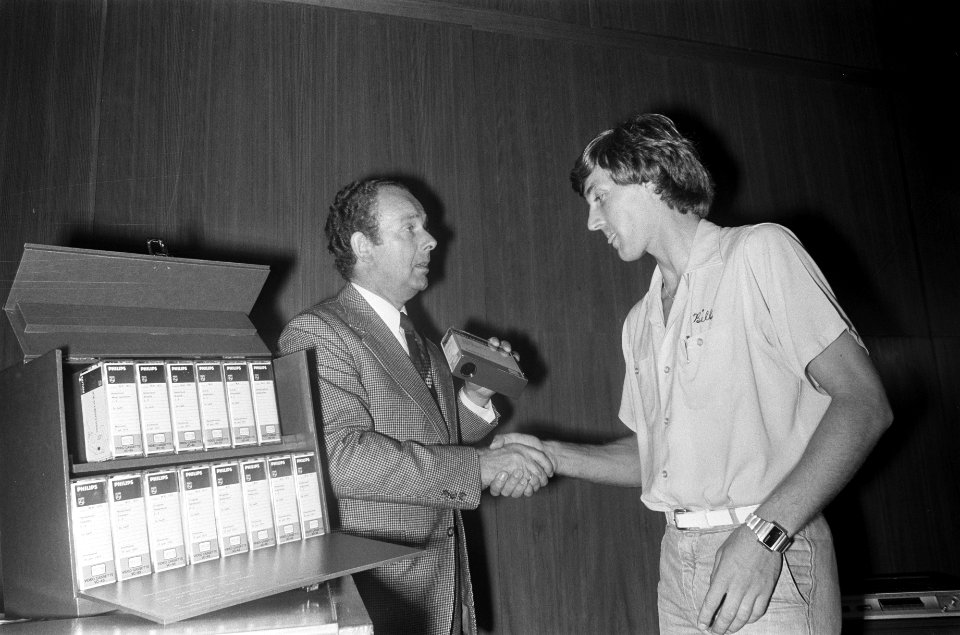 Spelers Nederlands elftal ontvangen de Firato een videorecorder van Philips adj, Bestanddeelnr 927-4179