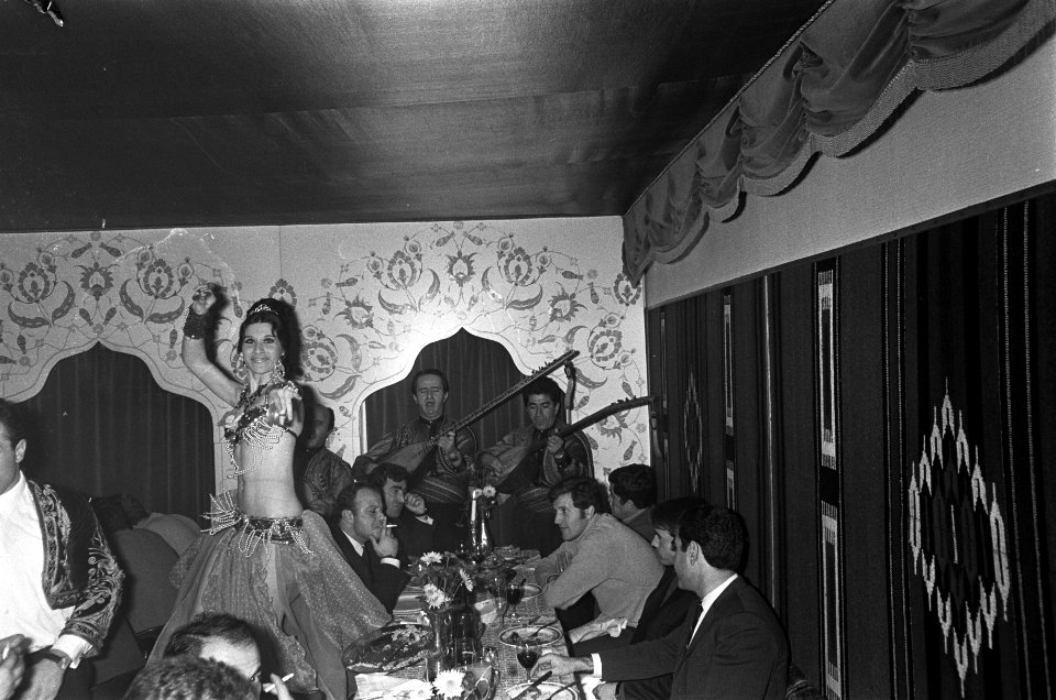 Spelers Fenerbache lunchen in restaurant Istambul optreden buikdanseres, Bestanddeelnr 921-8501