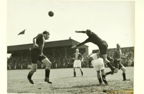 Spelmoment uit de wedstrijd E.D.O. - Go Ahead. NL-HlmNHA 5400465607