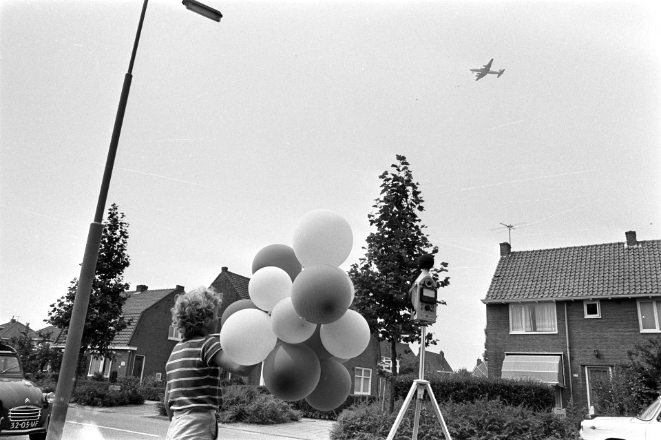 Sperballonen tegen vliegtuigen in Zwanenburg i.v.m. geluidshinder ballonnen b, Bestanddeelnr 923-7173