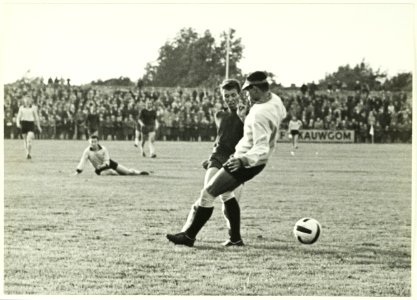 Spelmoment in de wedstrijd HFC Haarlem-Wilhelmina, eindstand 6-0. NL-HlmNHA 5400466562