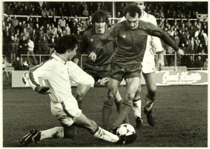 Spelmoment in de wedstrijd HFC Haarlem-SC Amersfoort, eindstand 6-0. V.l.n.r. 2e Tom Nijdam, 3e Terry Hendriks. NL-HlmNHA 5400466693