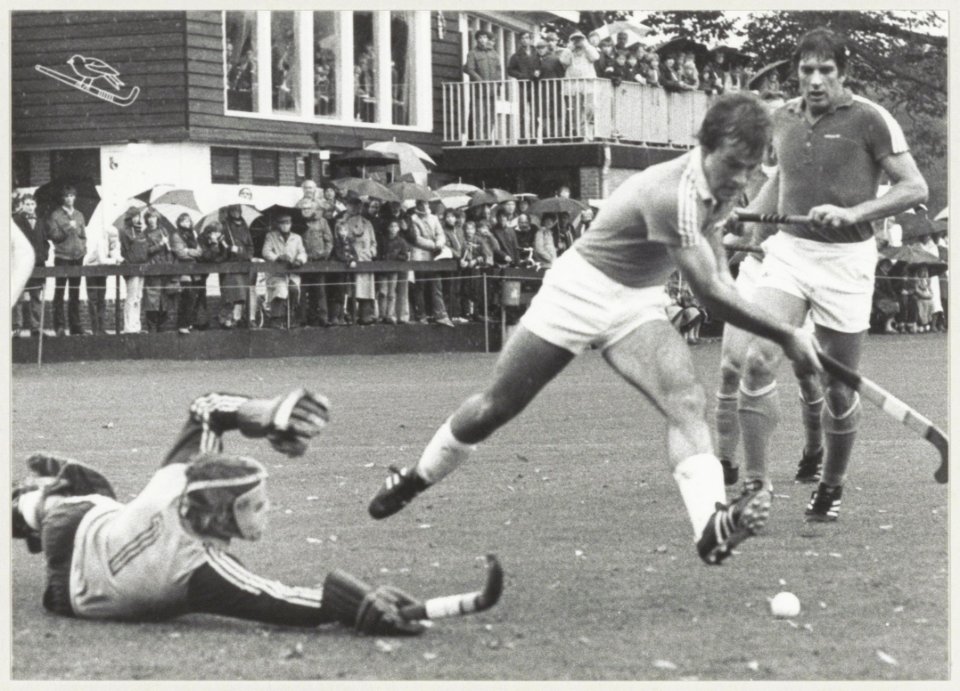 Spelmoment uit de wedstrijd Bloemendaal-Kampong 3-3 met Theo Doyer van Bloemendaal in de aanval. NL-HlmNHA 54011503