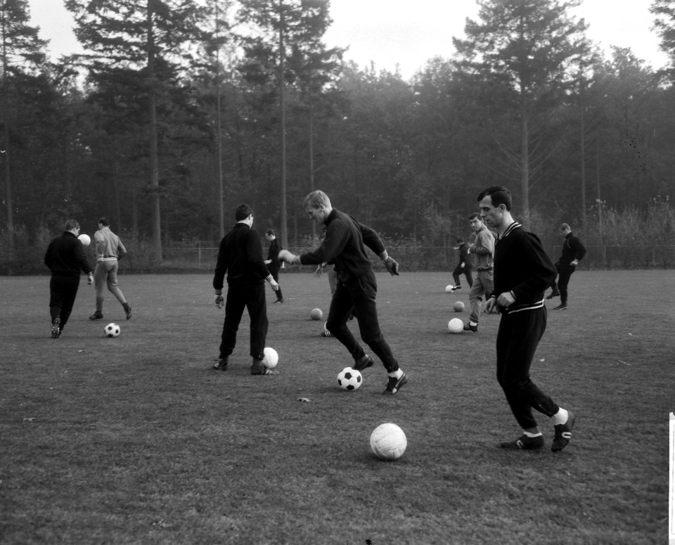 Spelers tijdens de training v.l.n.r. Lambert Verdonk, Pim Doesburg, Theo Laser…, Bestanddeelnr 918-4220