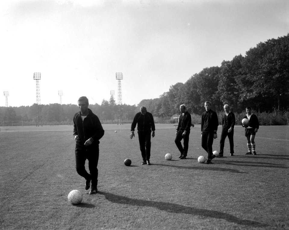 Spelers tijdens de training, Bestanddeelnr 918-3108