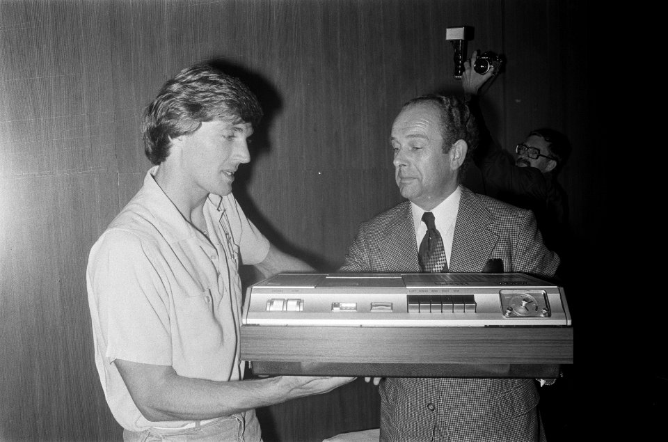 Spelers Nederlands elftal ontvangen de Firato een videorecorder van Philips adj, Bestanddeelnr 927-4178