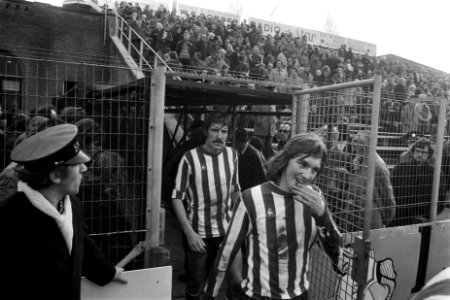 Spelers komen het veld op via de kooi, Bestanddeelnr 926-9949