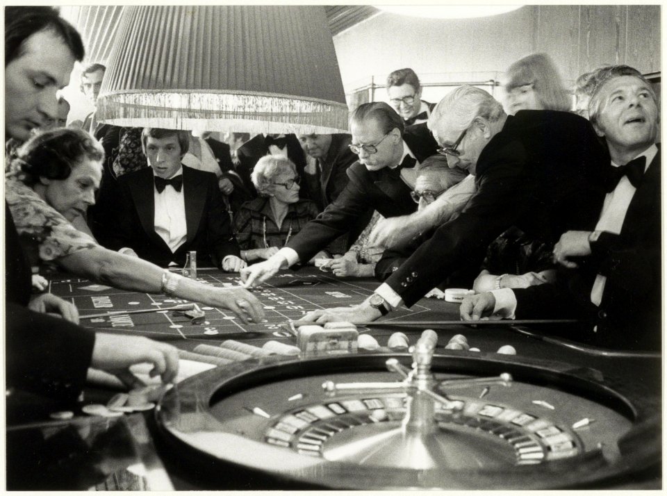 Spelers in het casino in hotel Bouwes aan het Badhuisplein 7. NL-HlmNHA 54005744