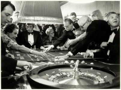 Spelers in het casino in hotel Bouwes aan het Badhuisplein 7. NL-HlmNHA 54005744