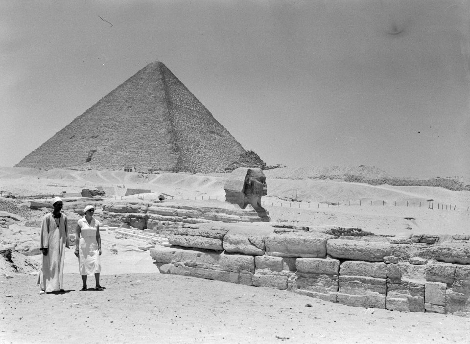 Sphinx en Piramide van Gizeh. Nell Langlais, de vrouw van Van de Poll met gids o, Bestanddeelnr 191-0120
