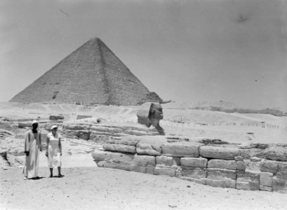 Sphinx en Piramide van Gizeh. Nell Langlais, de vrouw van Van de Poll met gids o, Bestanddeelnr 191-0120