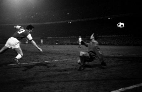 Spelmoment. Ove Kindvall kopt langs de Oostduitse doelman Alfred Zulkowski, Bestanddeelnr 923-3604