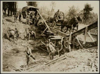 Splendid work by the Royal Engineers in the Somme Area in France. A bridge which, Bestanddeelnr 158-1824