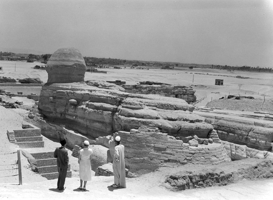 Sphinx van Gizeh met enkele bezoekers op de voorgrond, Bestanddeelnr 191-0110