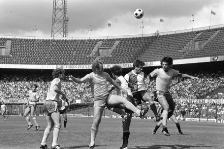 Spelmoment met op de achtergrond een deel van de tribune, Bestanddeelnr 931-6291