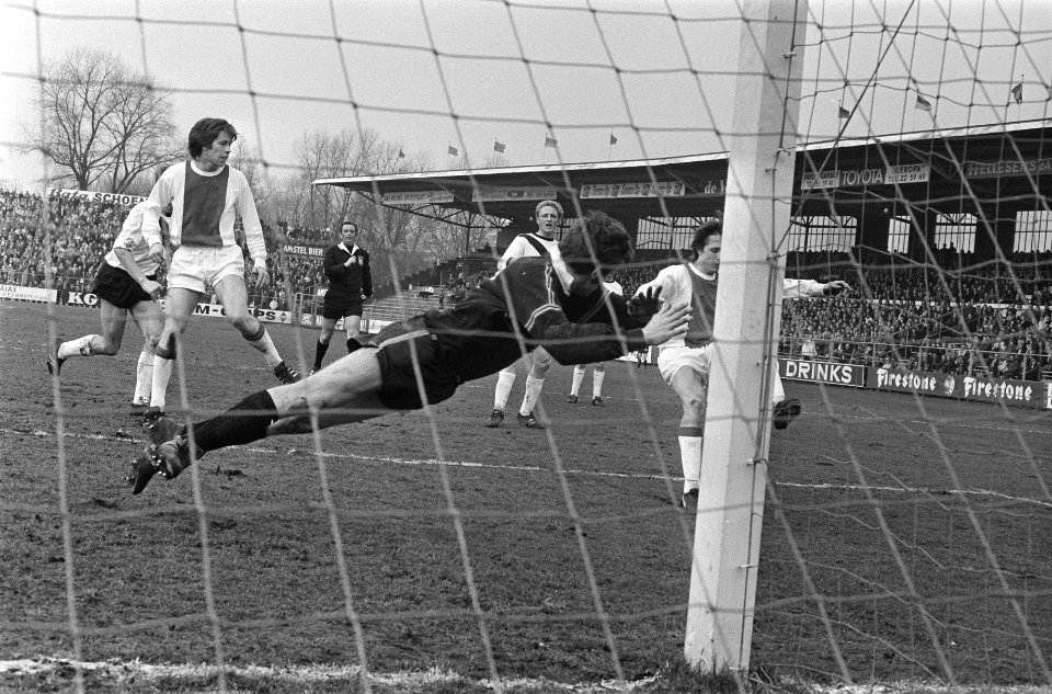 Spelmoment met een zweefduik van keeper Hans van der Pluijm, Bestanddeelnr 924-3555