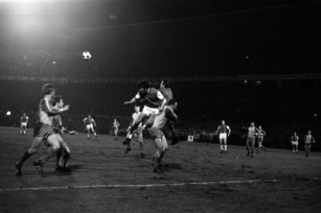Spelmoment. Willem van Hanegem in duel met doelman Alfred Zulkowski, Bestanddeelnr 923-3607