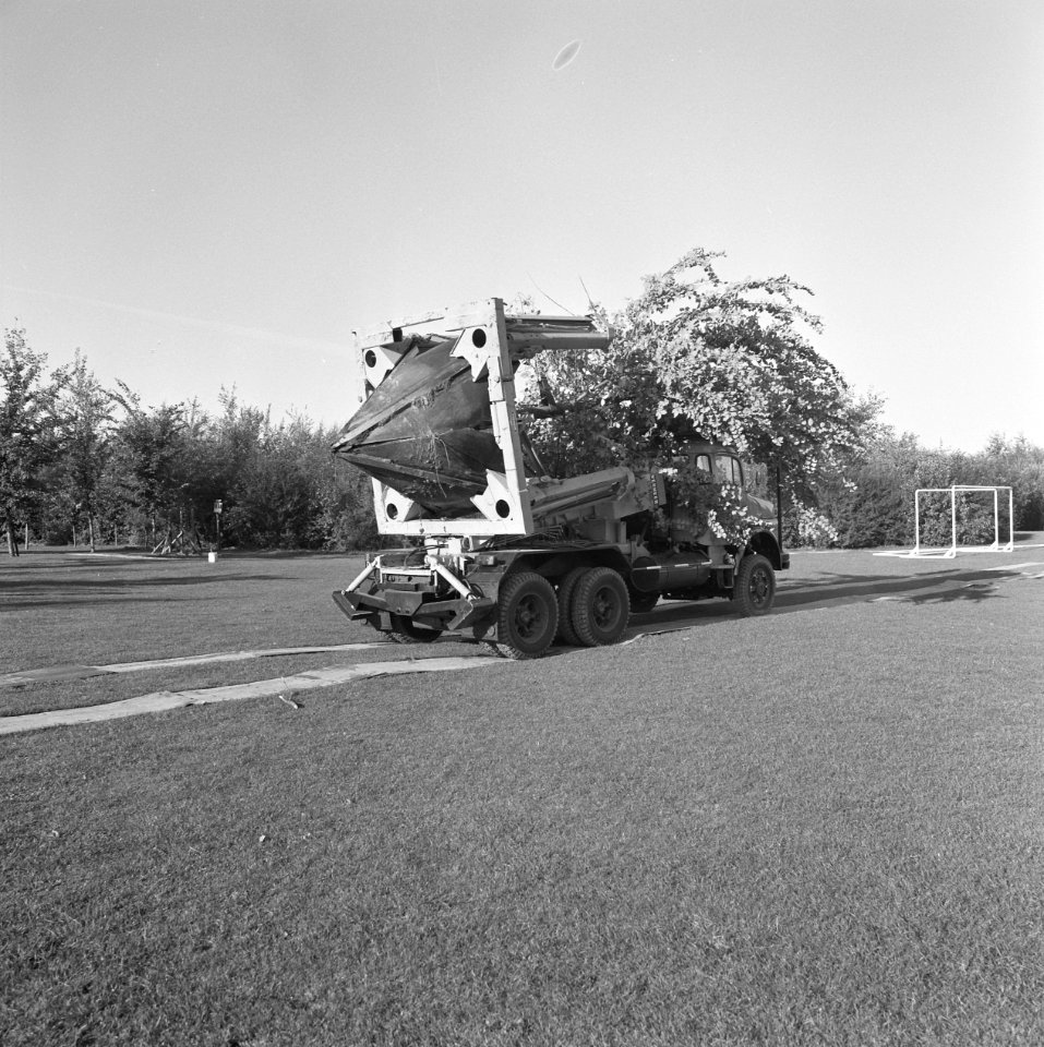 Speciale vrachtwagen die grote bomen kan voor verplanting kan vervoeren, Bestanddeelnr 167-0990