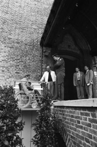 Speciale lift aangebracht voor de gehandicapten omdat de Ridderzaal niet toegank, Bestanddeelnr 931-6966