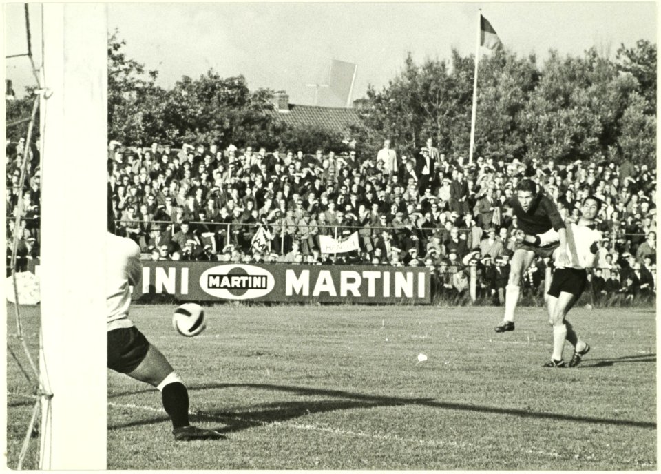 Spelmoment in een wedstrijd van HFC Haarlem tegen een onmbekende tegenstander. NL-HlmNHA 5400466543