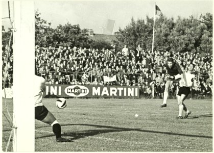 Spelmoment in een wedstrijd van HFC Haarlem tegen een onmbekende tegenstander. NL-HlmNHA 5400466543
