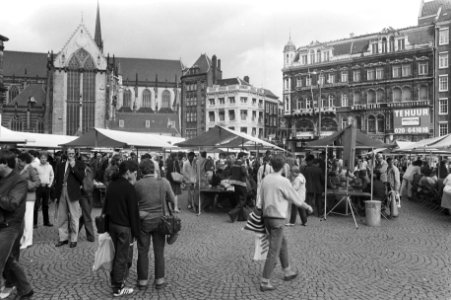 Spelers en toeschouwers op de Dam in Amsterdam tijdens een simultaan damtoernooi, Bestanddeelnr 931-6497
