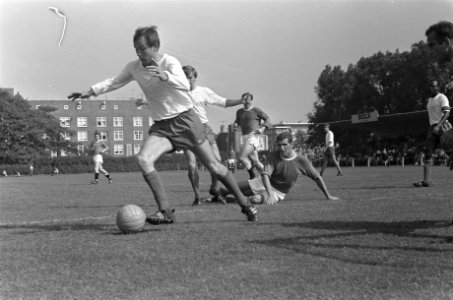 Spelmoment Meyer (Blauw-Wit) in actie met bal. Bosveld (Vitesse) op de grond, Bestanddeelnr 921-6243