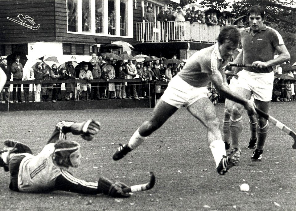 Spelmoment uit de wedstrijd Bloemendaal-Kampong 3-3. Theo Doyer van Bloemendaal in de aanval. Aangekocht in 1981 van fotograaf C. de Boer. - Negatiefnummer 19951 k 8. - Gepubliceerd in het H, NL-HlmNHA 54011503