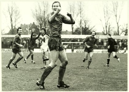 Spelmoment uit de wedstrijd HFC Haarlem-Heracles, eindstand 5-0. Op de foto v.l.n.r. Terry Hendriks, Martin Haar, Piet Huyg en Abe van den Ban. NL-HlmNHA 5400466684