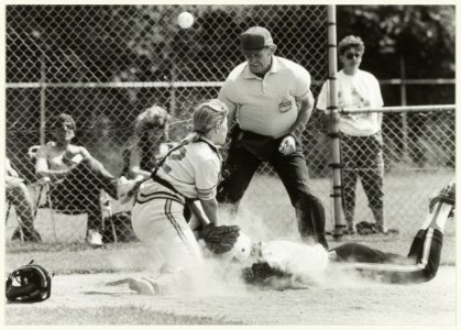 Spelmoment tijdens de softballwedstrijd TYBB-Alphiaus. NL-HlmNHA 54032171